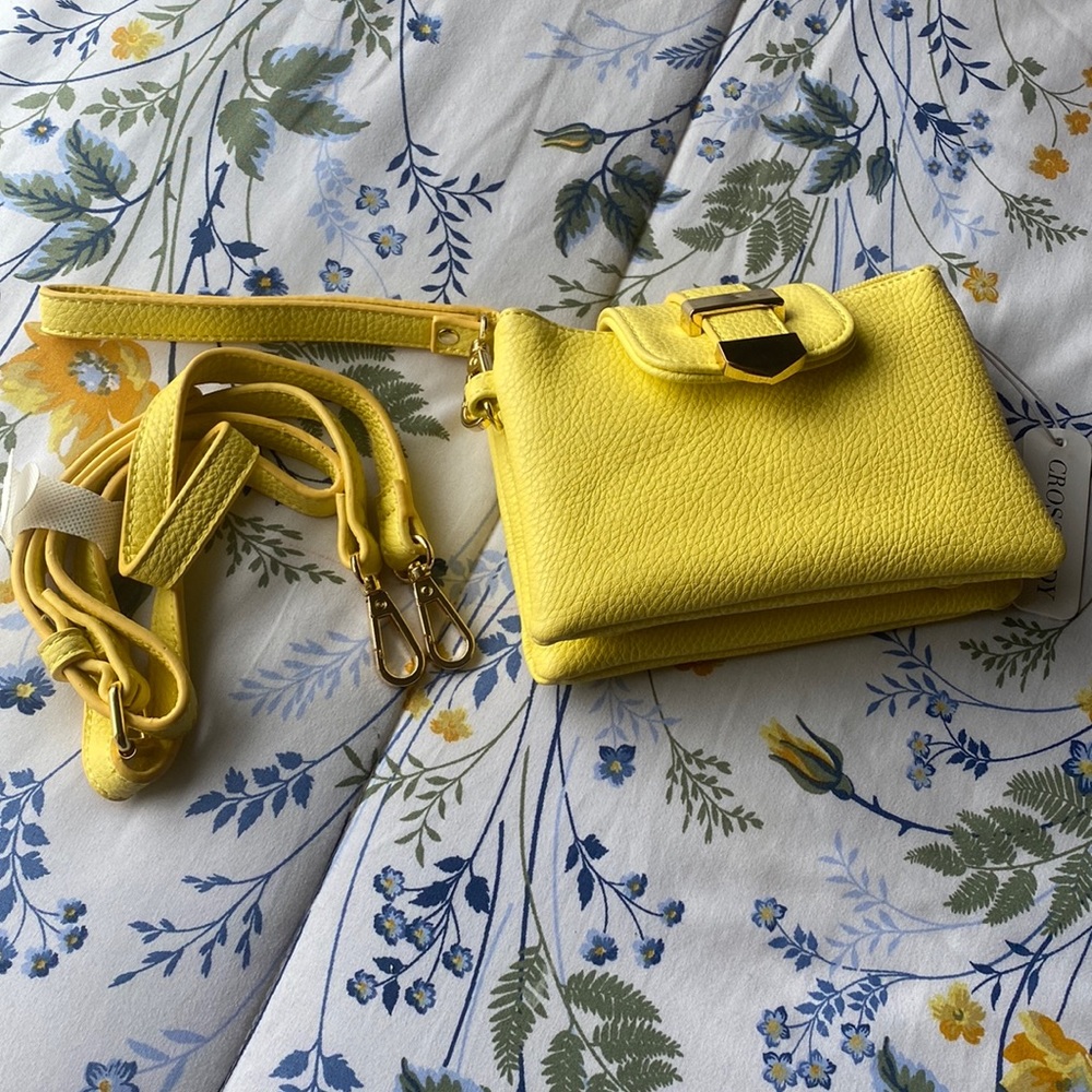 Brand new crossbody hand bag it comes with large band too